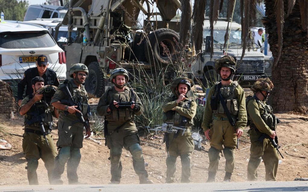 Israëlische soldaten in Kfar Aza, in het zuiden van Israël, grenzend aan de Gazastrook. beeld AFP, Jack Guez