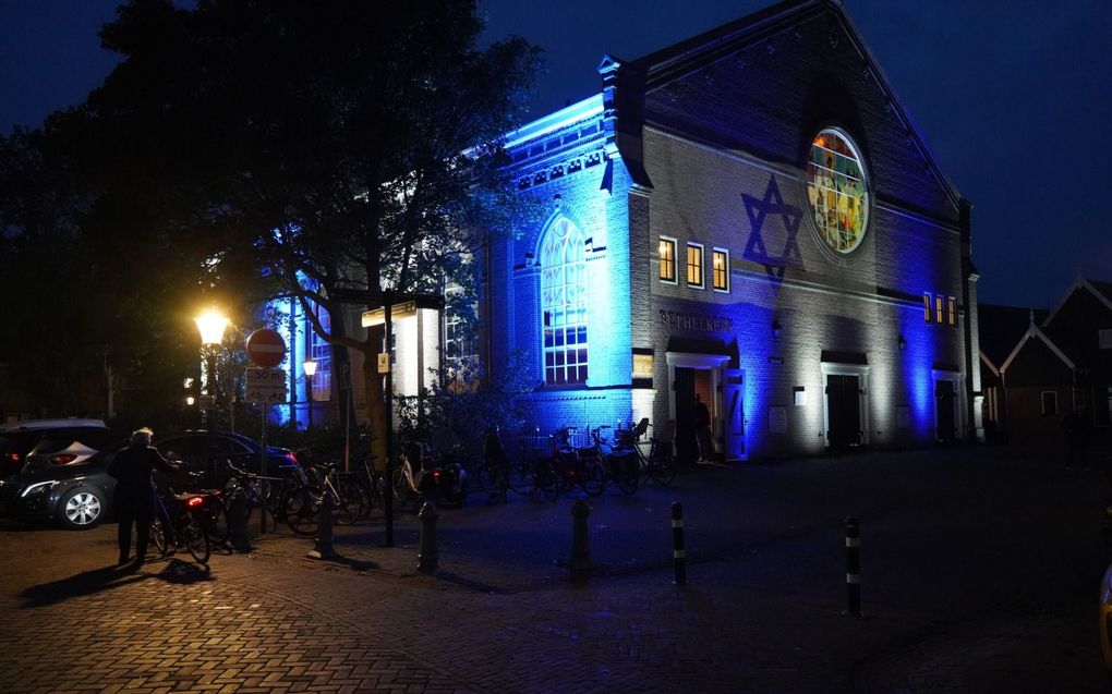 Een Israëlische vlag wordt geprojecteerd op de Bethelkerk in Urk, tijdens een Israëlbijeenkomst woensdagavond. beeld Het Urkerland, Klaas Ras