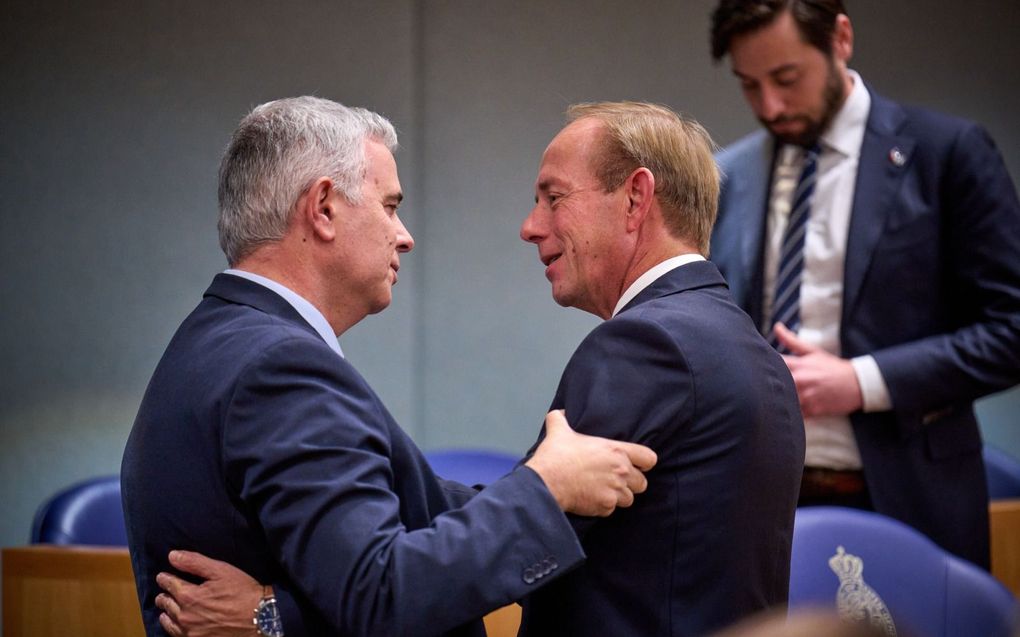 Kees van der Staaij (SGP) begroet Israël-ambassadeur Modi kort na de herdenking in de Tweede Kamer.  beeld ANP, Phil Nijhuis