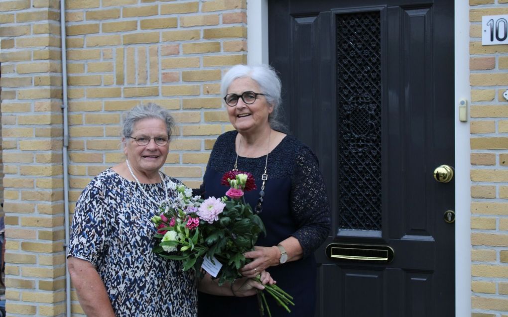 Janneke van der Have geeft haar vriendin Joke Deurloo een bos bloemen. „Ik ben blij met zo’n spontane en actieve vriendin.” beeld Van der Have