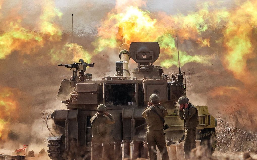 Israëlische tank voert beschietingen uit bij de grens met Gaza. beeld AFP, Jack Guez