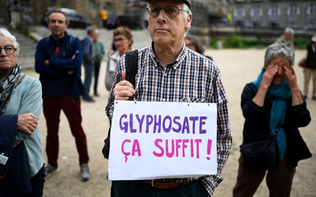 Franse burgers protesteerden deze week in Rennes tegen verlengde toelating van de herbicide glyfosaat. beeld AFP, Damien Meyer