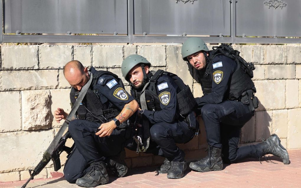 Militairen zoeken in Ashkelon dekking tegen raketvuur vanuit de Gazastrook. beeld AFP, Ahmad Garabli