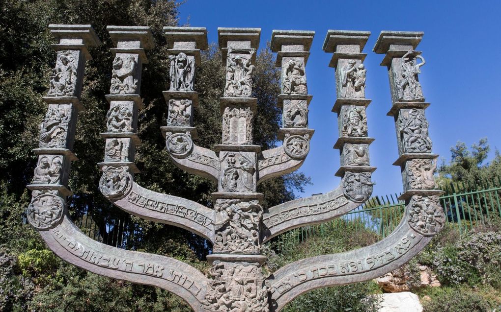 „Er zijn ook Arabische christenen die Bijbels over Israël denken.” Foto: de Menorah bij de Knesset, het Israëlische parlement. beeld RD, Henk Visscher