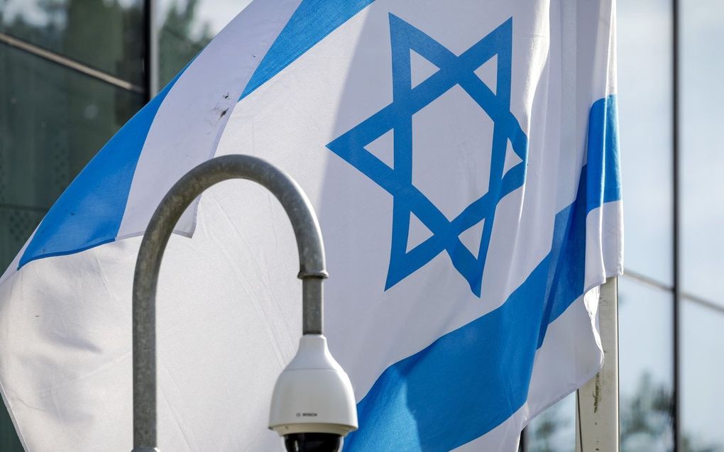 Een Israëlische vlag hangt bij de synagoge van de Liberaal Joodse Gemeente in Amsterdam. beeld ANP, ROBIN VAN LONKHUIJSEN