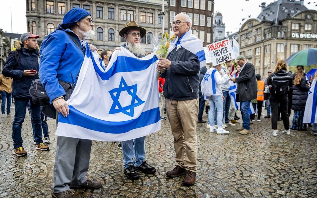 Op de Dam betuigden donderdag duizenden mensen steun aan Israël. beeld ANP, Remko de Waal