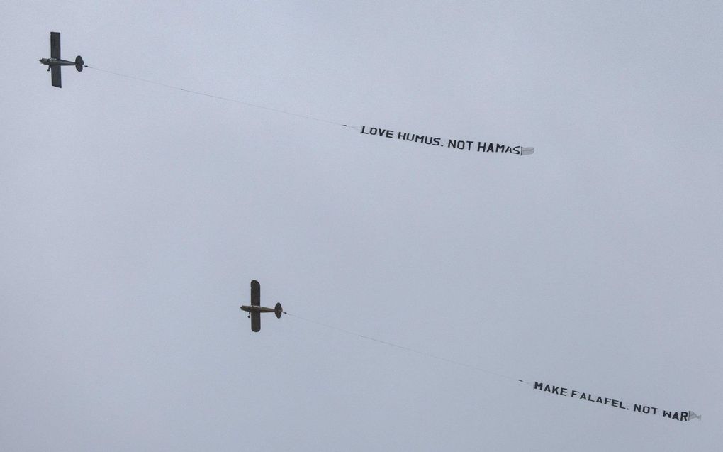 Slogans boven de Dam. beeld ANP, Robin van Lonkhuijsen