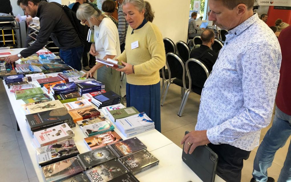 Elke pauze stonden er mensen in de rij om boeken en dvd’s te kopen. beeld Logos Instituut, Erika de Stigter