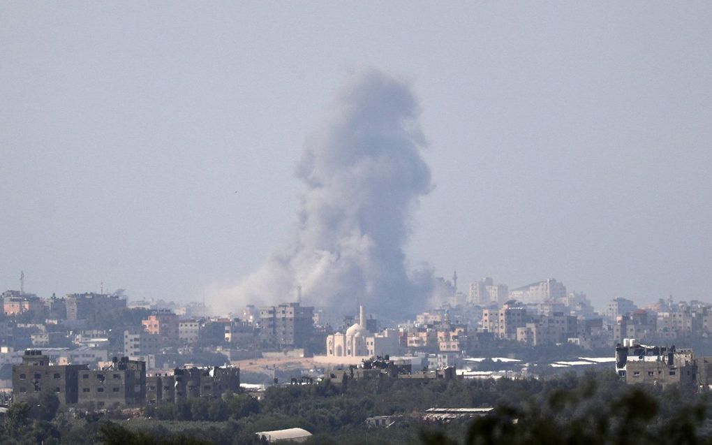 Rookwolken boven het noorden van Gaza, na Israëlische bombardementen maandag. beeld EPA, Atef Safadi