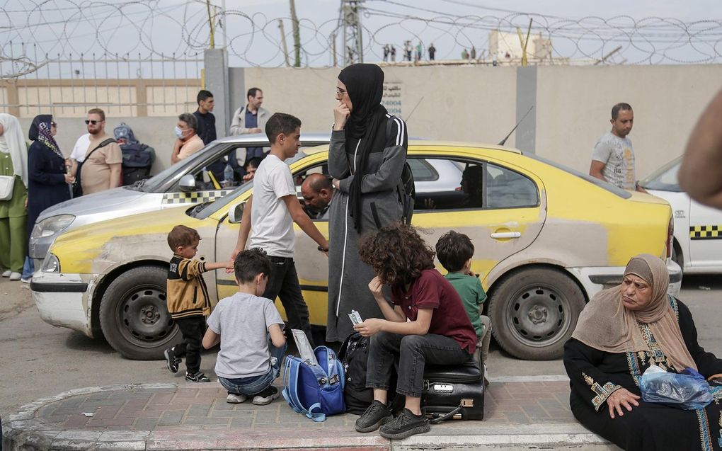 Palestijnse vluchtelingen in het zuiden van Gaza, aan de grens met Egypte. beeld EPA, Haitham Imad