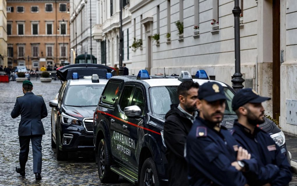 Agenten staan maandag in het voormalige getto van Rome. beeld EPA, Fabio Frustaci