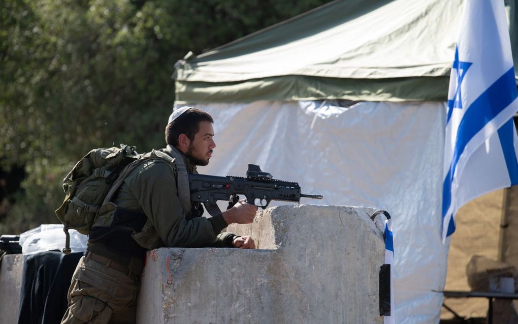 Reservist Benjamin (25) uit Nederland vliegt binnenkort naar Israël om de Joodse staat te helpen in de strijd tegen terreurgroep Hamas. De persoon op de foto is niet Benjamin. beeld EPA, Ayal Margolin