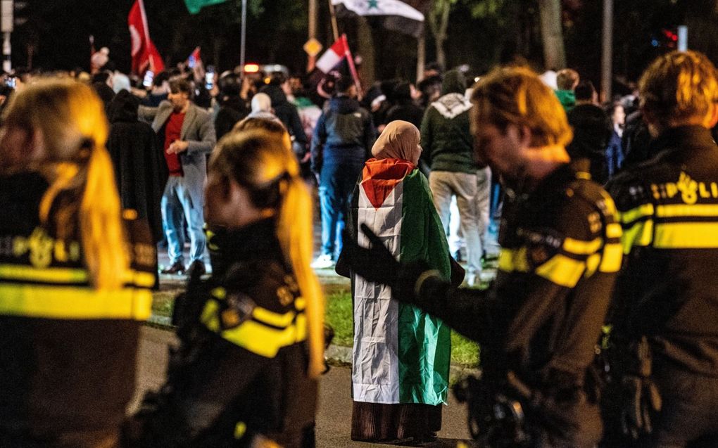 Demonstranten dinsdagavond bij de Israëlische ambassade. beeld ANP, Josh Walet