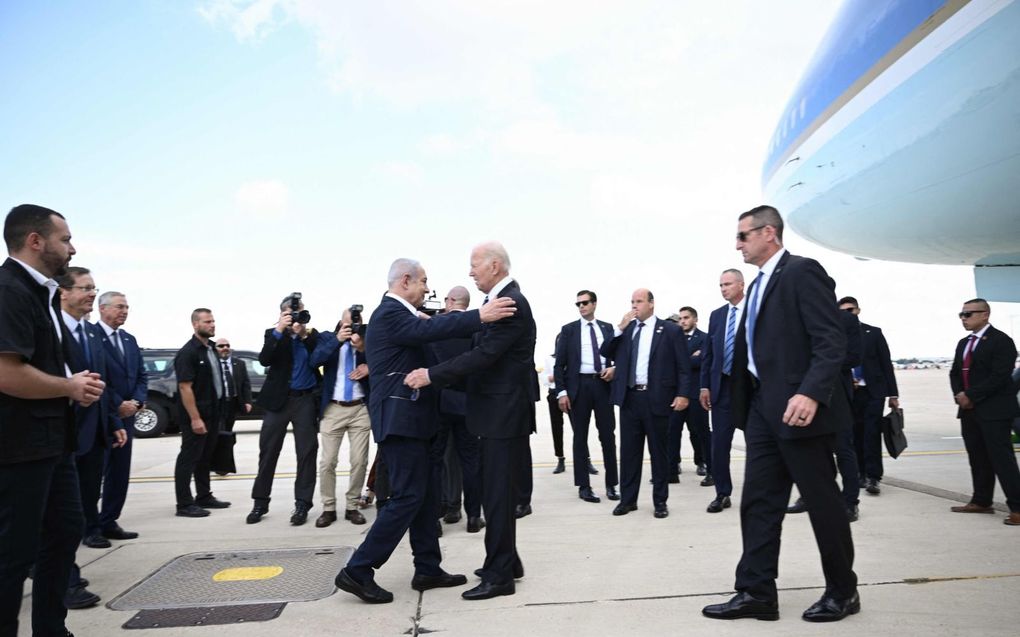 De Israëlische premier Benjamin Netanyahu (l.) verwelkomt de Amerikaanse president Joe Biden woensdag op de luchthaven van Tel Aviv. beeld AFP, Brendan Smialowski