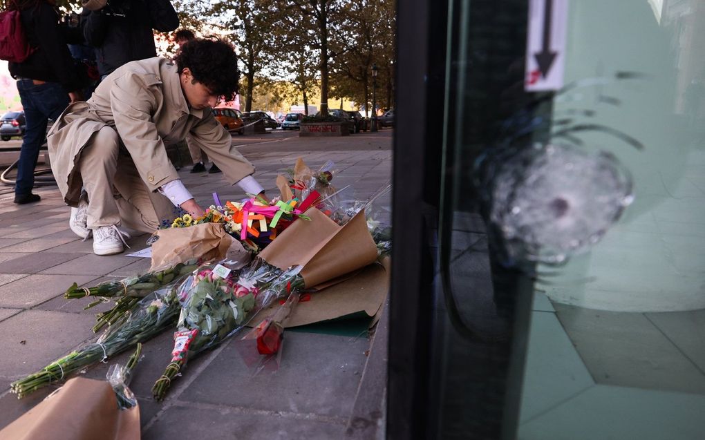 Omstanders leggen bloemen op de plaats waar de Zweden werden vermoord. beeld EPA, Olivier Hoslet