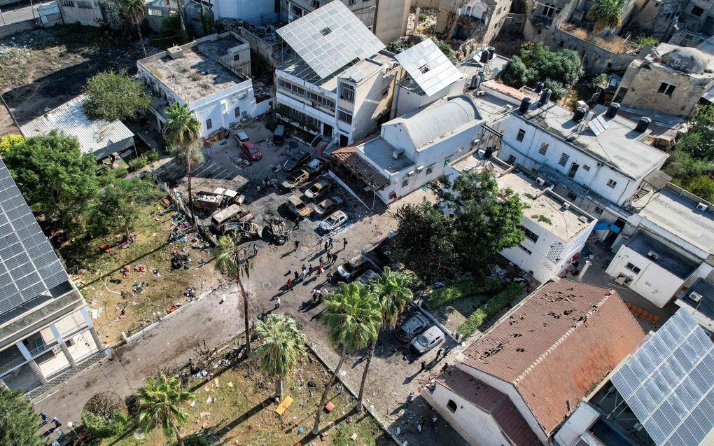 Een luchtfoto van het ziekenhuiscomplex Ahli Arab in Gaza-Stad na de nachtelijke ontploffing. beeld AFP, Shadi AL-TABATIBI