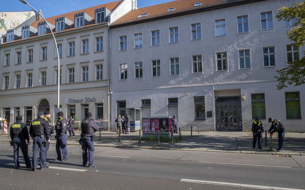 Politiebewaking bij de synagoge in Berlijn, waarop woensdag een aanslag werd gepleegd. beeld IMAGO, Rolf Zöllner