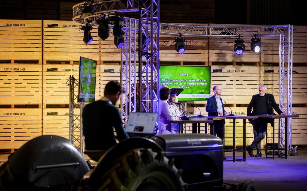 Het landbouwdebat vond plaats in een aardappelschuur. Rechts op de foto NSC-kandidaat Harm Holman. beeld ANP, Sem van der Wal