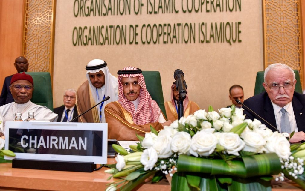 De minister van Buitenlandse Zaken van Saudi-Arabië, prins Faisal bin Farhan (m.), met rechts van hem zijn Palestijnse collega Riyad al-Maliki, woensdag op een top van de Organisatie voor Islamitische Cöoperatie (OIC) in Jeddah. beeld AFP, Amer Hilabi