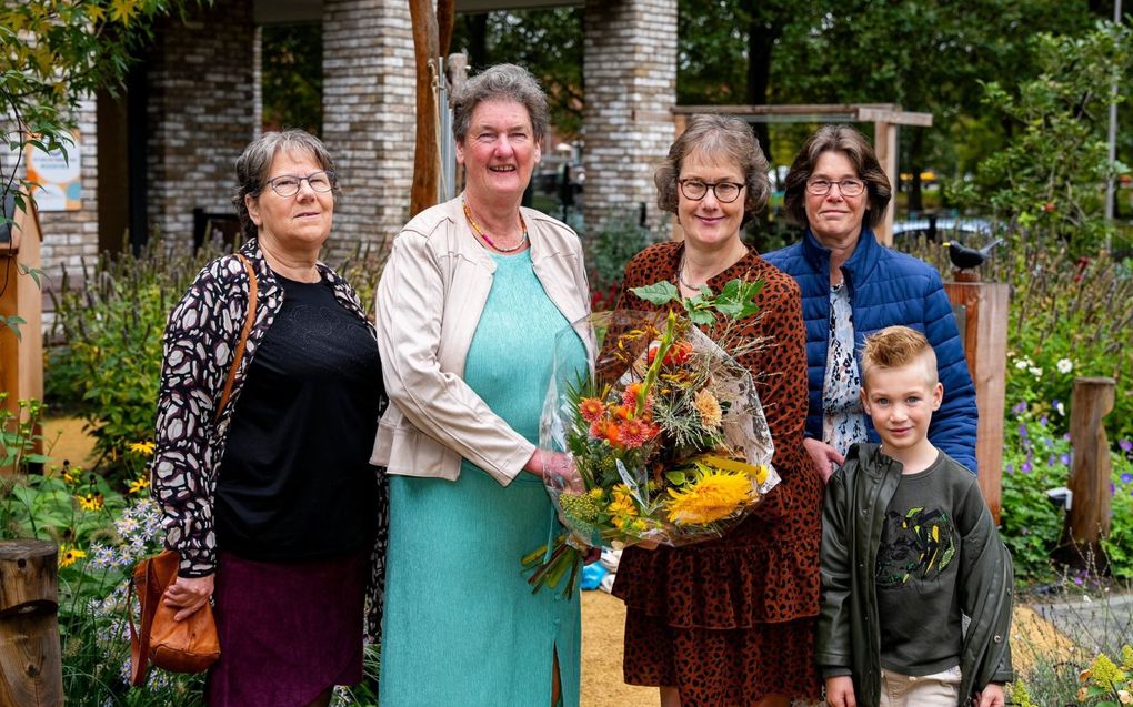 Tonny geeft, ook namens haar zussen, Gerrie bloemen. v.l.n.r. Jeanet, Tonny, Gerrie, Christine en haar kleinzoon Aaron.  beeld Rens de Groot