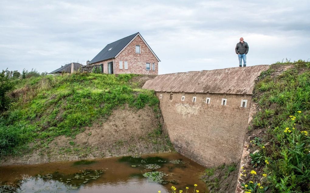 Bij het graven van een vijver stuitte Erwin Jesterhoudt op een enorme honderden jaren oude vestingwal. beeld Boaz Timmermans