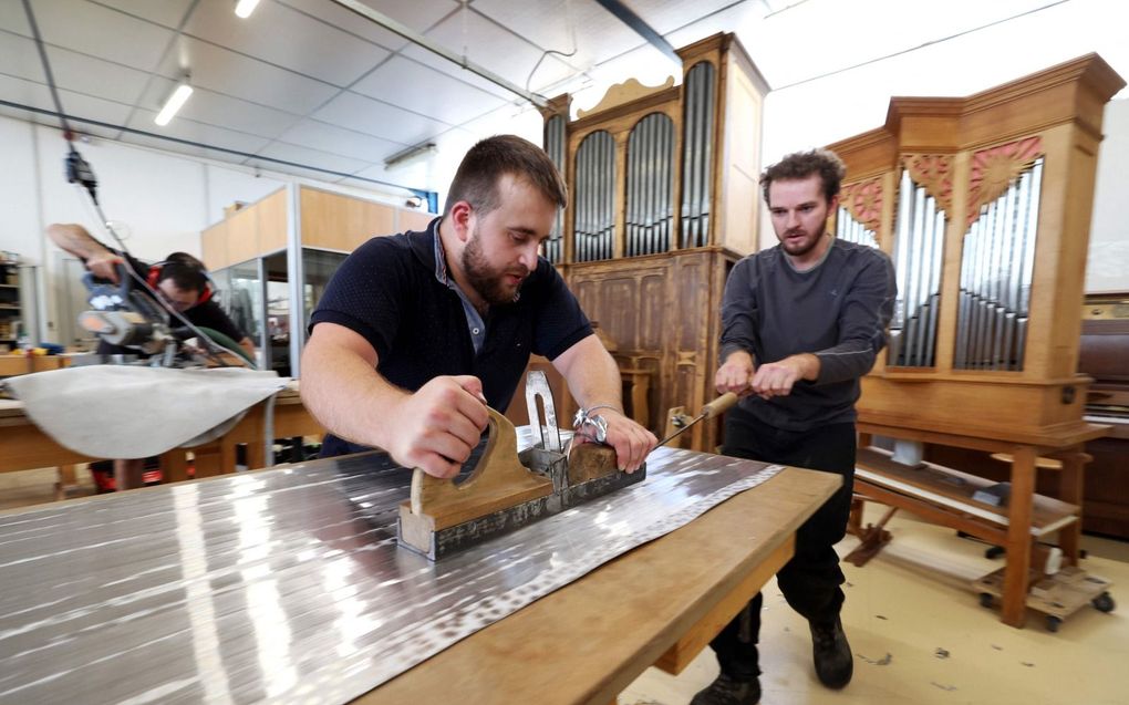 Een platte plaat metaal op de giettafel wordt gewalst, waarna hij bewerkt kan worden tot een ronde orgelpijp. beeld AFP, Frederick Florin