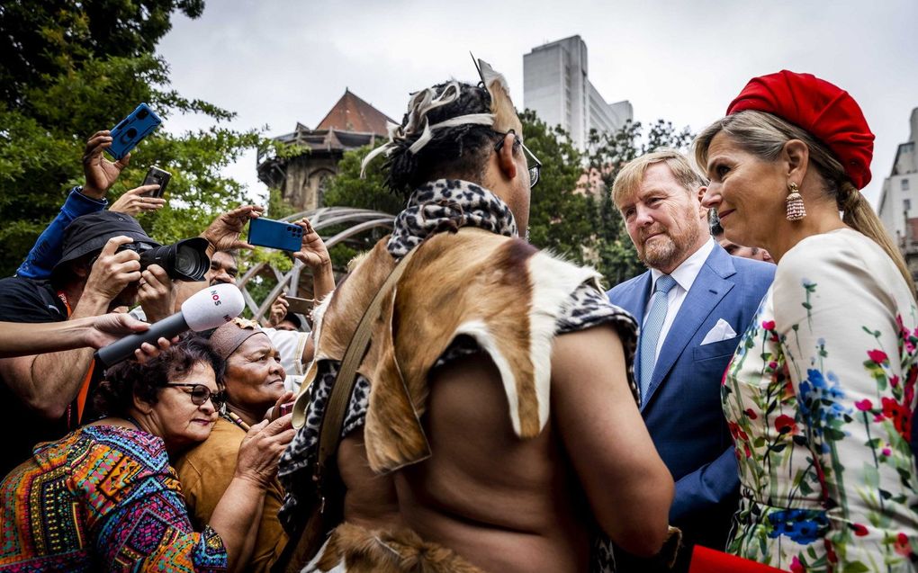 Zuid-Afrikanen demonstreren vrijdag bij het bezoek van koning Willem-Alexander en koningin Máxima aan museum Slave Lodge in Kaapstad. beeld ANP, Remko de Waal