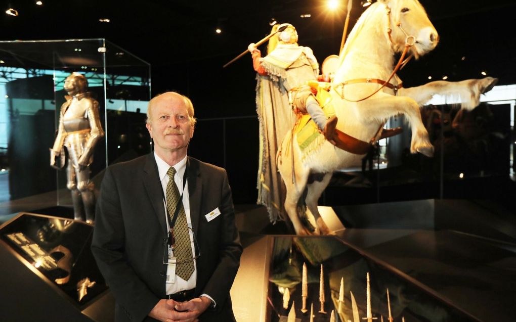 Vrijwillige gids en oud-luchtmachtvliegenier Pieter Vrieling leidt het publiek langs militaire uitvindingen in het Nationale Militair Museum. beeld VidiPhoto