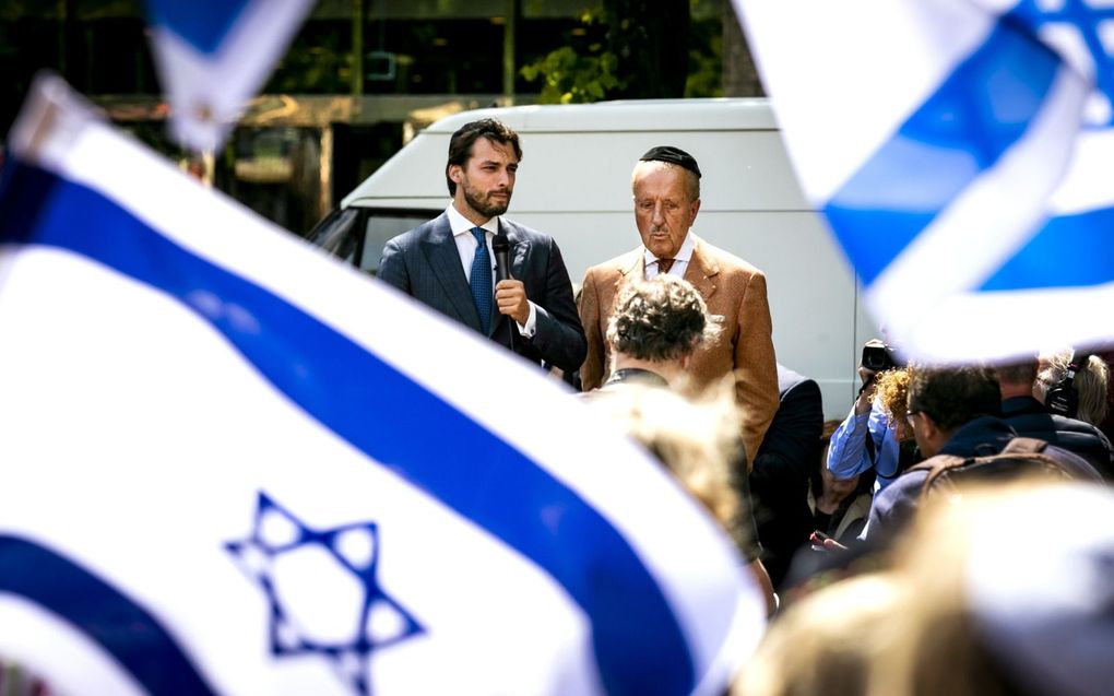 Thierry Baudet en Theo Hiddema in 2019 op het Plein in Den Haag op de manifestatie #KeppelOp, georganiseerd door Centrum Informatie en Documentatie Israel (CIDI). beeld ANP, Remko de Waal