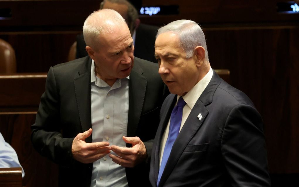 Gallant (l.) spreekt met premier Netanyahu. beeld EPA, Abir Sultan