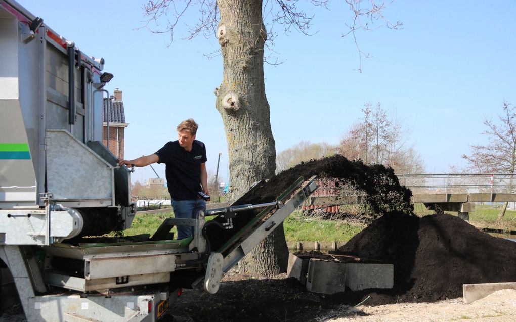 Ward Kooter lost tuinaarde met de transportband. beeld Sjaak van de Groep