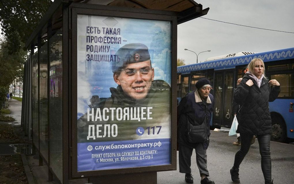 Een bushalte met een advertentieposter voor het Russische leger. beeld EPA, JOERI KOCHETKOV