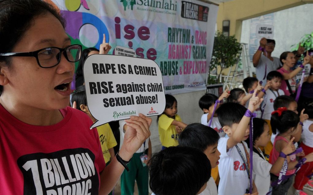 „Alleen al in 2022 werden naar schatting een half miljoen Filipijnse kinderen misbruikt voor livestreams.” Foto: protest in Manila tegen (online)misbruik. beeld AFP, Jay Directo