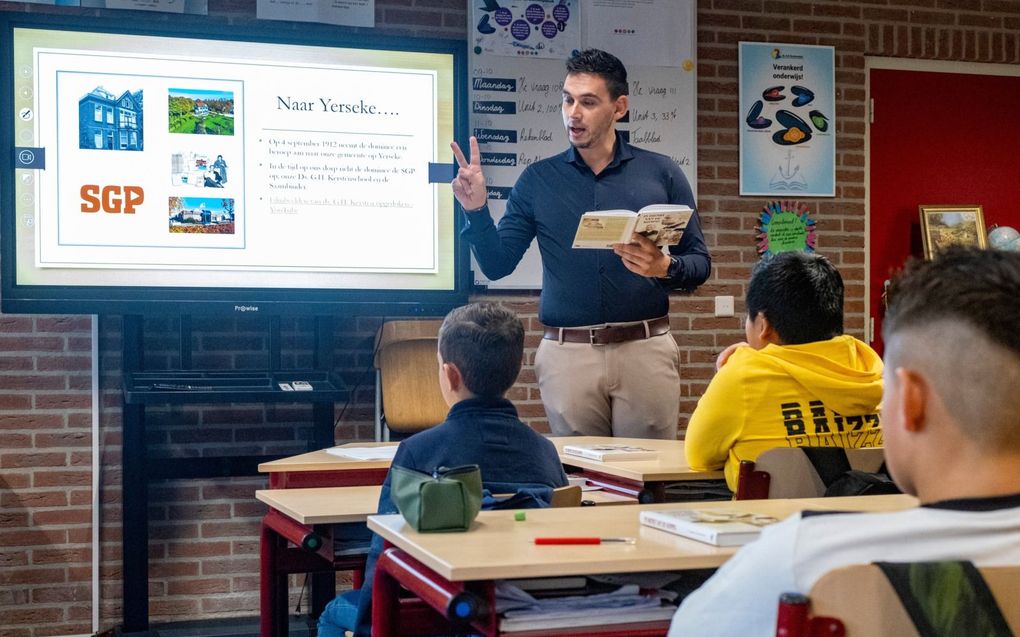 Leerkracht John van Wingerden van de ds. G.H. Kerstenschool in Yerseke geeft les over de betekenis van ds. G.H. Kersten voor het onderwijs. beeld Dirk-Jan Gjeltema