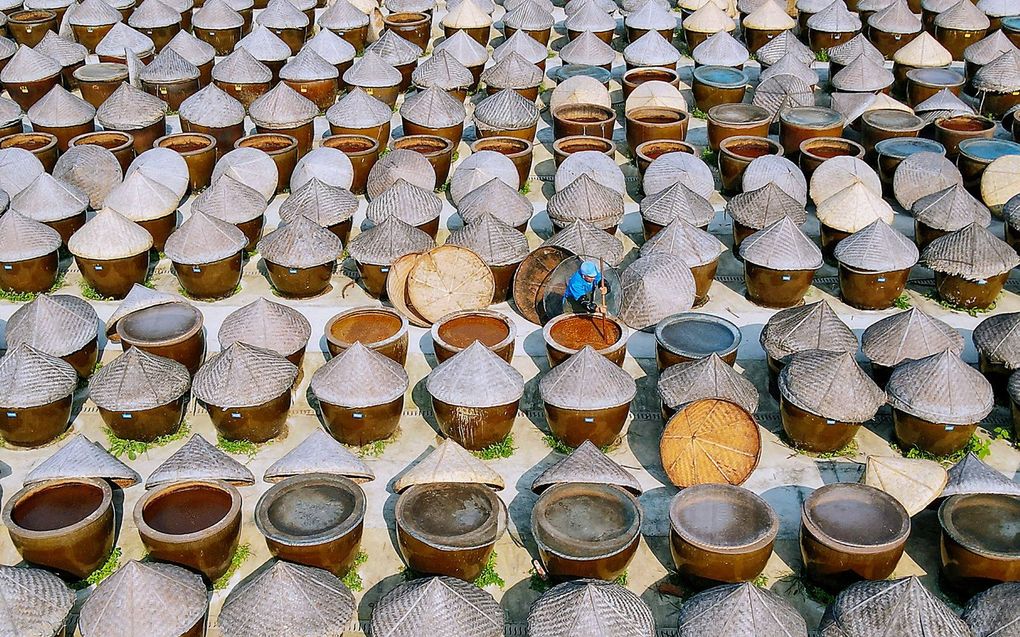 Een arbeider produceert sojasaus in Rugao, in de oostelijke Chinese provincie Jiangsu. Beeld AFP, STR