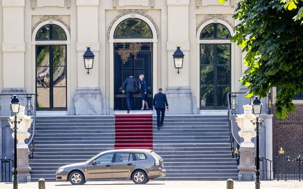 Demissionair premier Mark Rutte komt in juli aan op paleis Huis ten Bosch om koning Willem-Alexander bij te praten over de val van het kabinet. beeld ANP, ROBIN UTRECHT