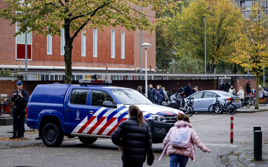 De Joodse school Rosj Pina in Amsterdam kreeg vorige week extra beveiliging. beeld ANP, Robin van Lonkhuijsen