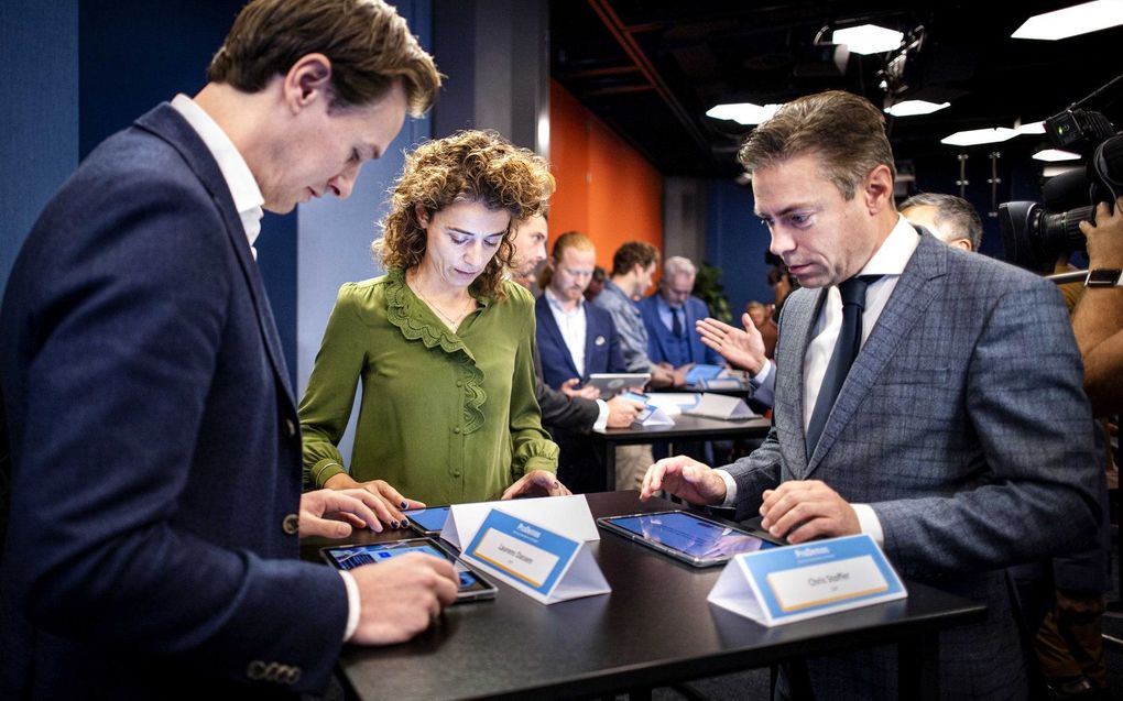 Dassen (VOLT), Hermans (VVD) en Stoffer (SGP) vullen de StemWijzer in. beeld ANP, Ramon van Flymen