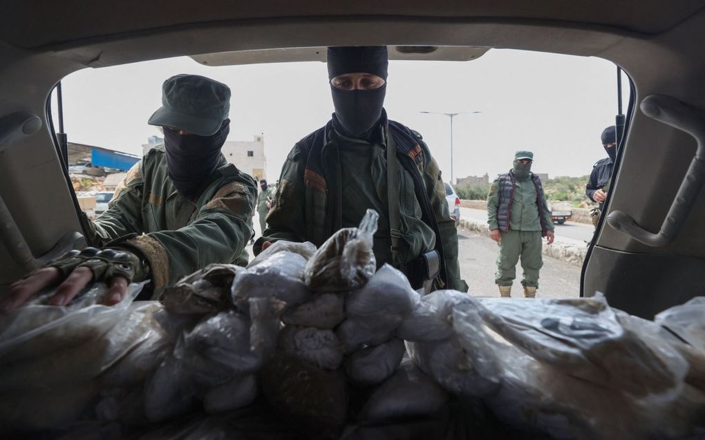 Syrische rebellen onderscheppen een lading captagon bij een controlepost in de provincie Aleppo. De verdovende middelen zijn vooral populair in het Midden-Oosten. beeld AFP, Omar Haj Kadour