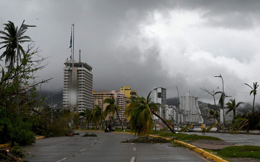 Orkaan Otis heeft veel schade veroorzaakt in de Mexicaanse badplaats Acapulco. De autoriteiten sturen noodhulp en doen er alles aan om de communicatie te herstellen. beeld AFP, Francisco Robles