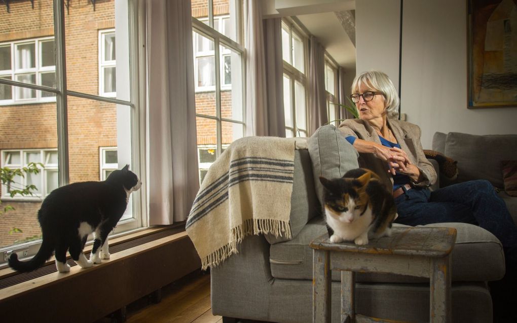 Jet Boeke in haar woonkamer in Amsterdam. beeld Eran Oppenheimer