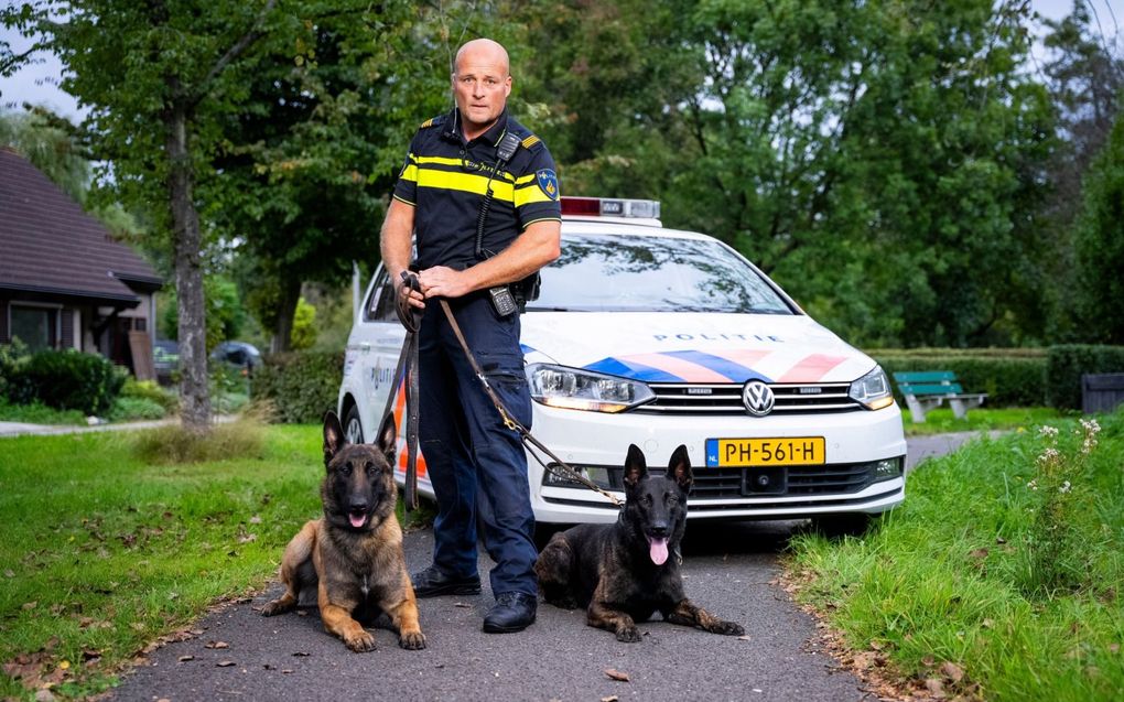 Joost Adriaanse met zijn honden. beeld Cees van der Wal