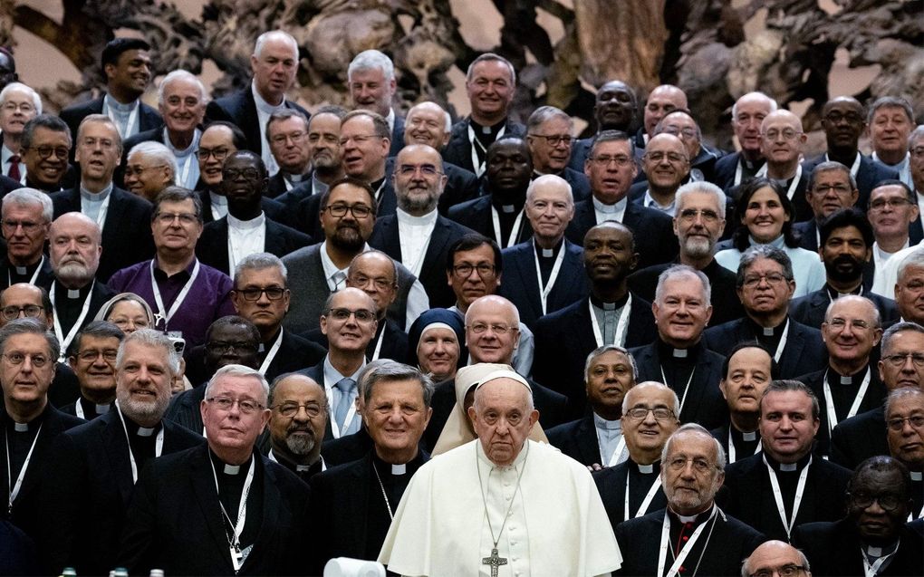 Paus Franciscus poseert met deelnemers van de bisschoppensynode. beeld AFP, Tiziana Fabi