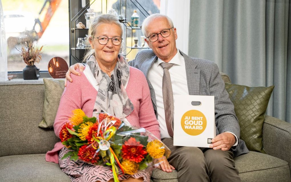 Leida Schelling-van der Hel geeft een bos bloemen aan haar man, Piet Schelling. beeld Cees van der Wal