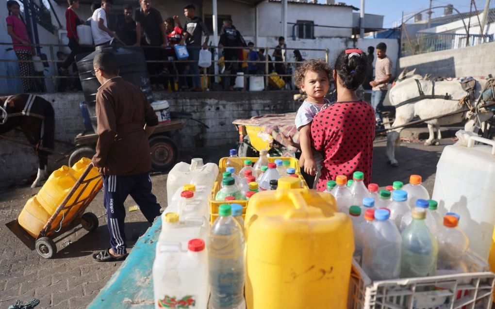 Palestijnen in het zuiden van Gaza vullen hun watervoorraad aan. beeld AFP