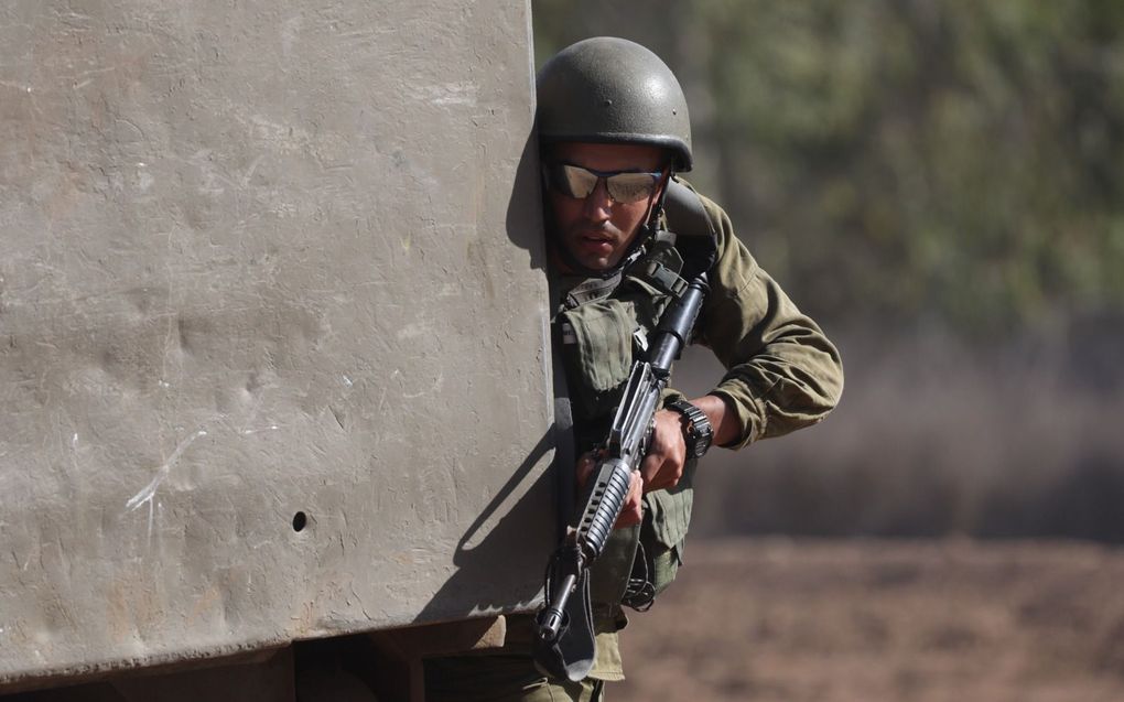 Een Israëlische militair patrouilleert langs de grens met Gaza. beeld EPA, Abir Sultan