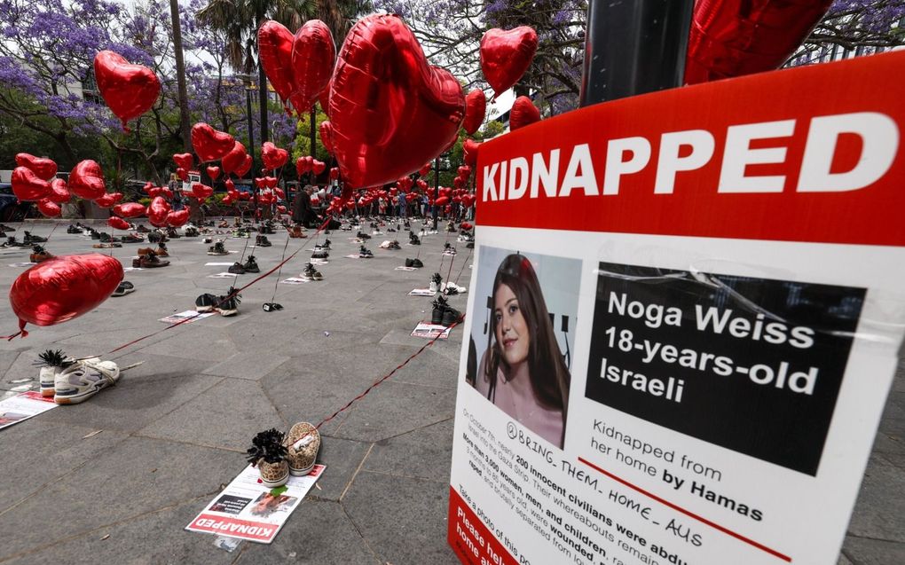 Een poster met een foto van de Israëlische gijzelaar Noga Weiss wordt gezien terwijl leden van de Australisch-Joodse gemeenschap deelnemen aan een bijeenkomst genaamd ”Balloons of Hop”’, die Israëlische gijzelaars vertegenwoordigt die momenteel worden vastgehouden door de Palestijnse groep Hamas, in Sydney op 27 oktober. Duizenden burgers, zowel Palestijnen als Israëli’s, zijn gestorven sinds 7 oktober 2023, nadat Palestijnse Hamas-terroristen, gevestigd in de Gazastrook, het zuiden van Israël binnentrokken in een ongekende aanval die leidde tot een oorlog die Israël aan Hamas verklaarde met vergeldingsbombardementen op Gaza. beeld AFP, David Grey