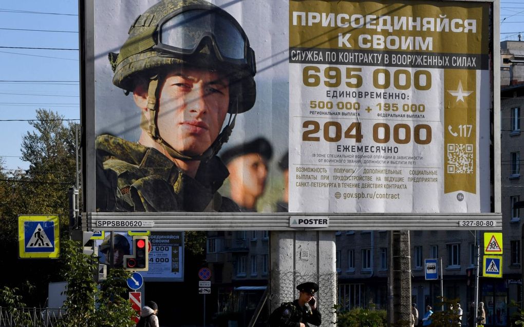 Wervingsactie voor het Russische leger in Sint Petersburg: ”Voeg je bij ons”. beeld AFP, Olga Maltseva