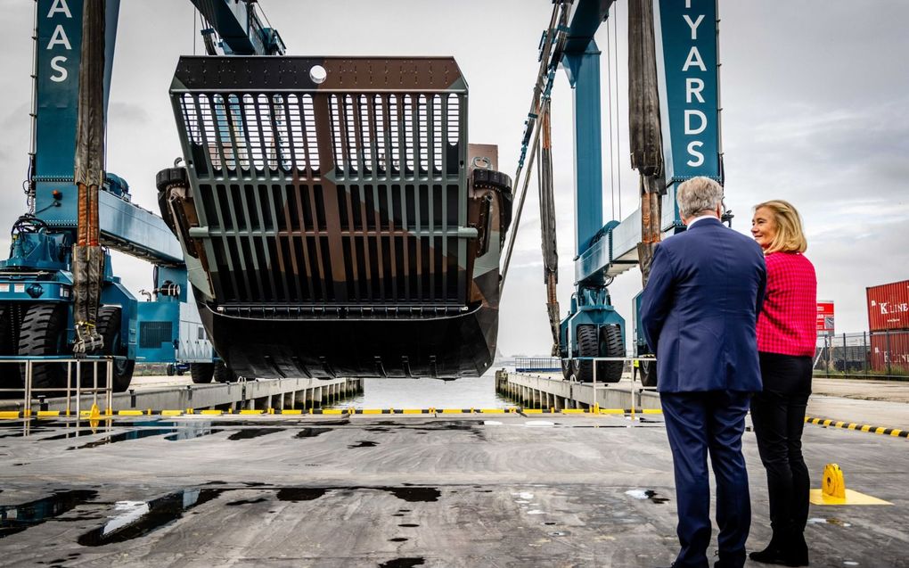 Bij de presentatie van de sectoragenda Maritieme Maakindustrie wordt een gereviseerd landingsvaartuig van de Koninklijke Marine te water gelaten. beeld ANP, Jeffrey Groeneweg