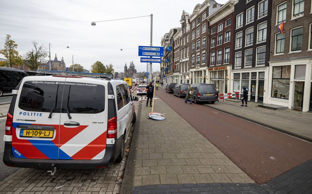 Politie bij hotel Multatuli aan de Prins Hendrikkade, waar de voortvluchtige Bretly D. is aangehouden. D. wordt verdacht van het doden van de Rotterdamse psychiater Jean van Griensven en een steekincident in Zutphen. beeld ANP, Michel van Bergen